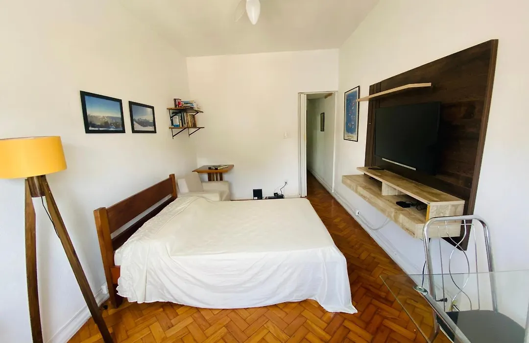Studio completo no Catete, em andar alto, com vista livre , próximo Metrô e praia do Flamengo, ar , wifi, tv, pauloangerami RC214-1