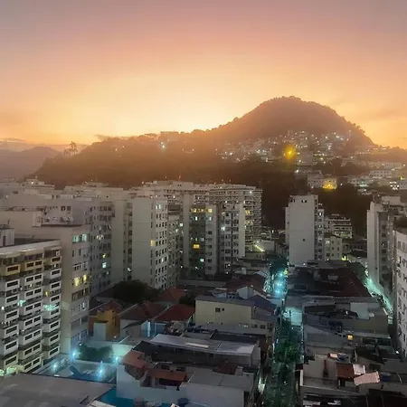 Studio completo no Catete, em andar alto, com vista livre , próximo Metrô e praia do Flamengo, ar , wifi, tv, pauloangerami RC214-2